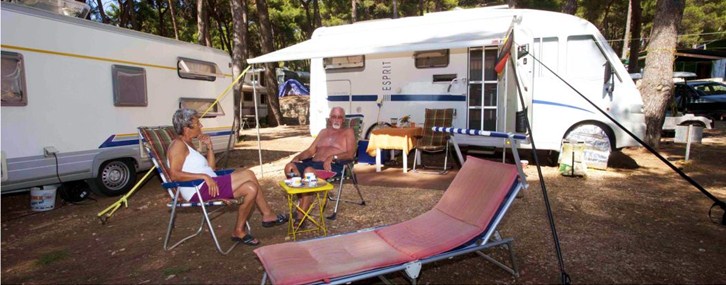 Niet-geparceliseerde kampeerplaatsen op camping Čikat 