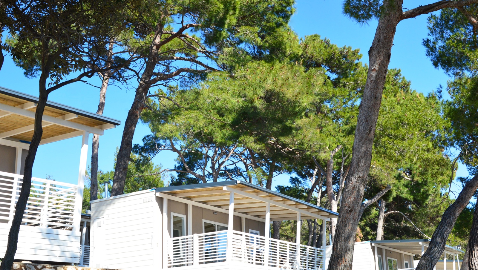 Luxus-Mobilheime in der ersten Reihe an der Küste.