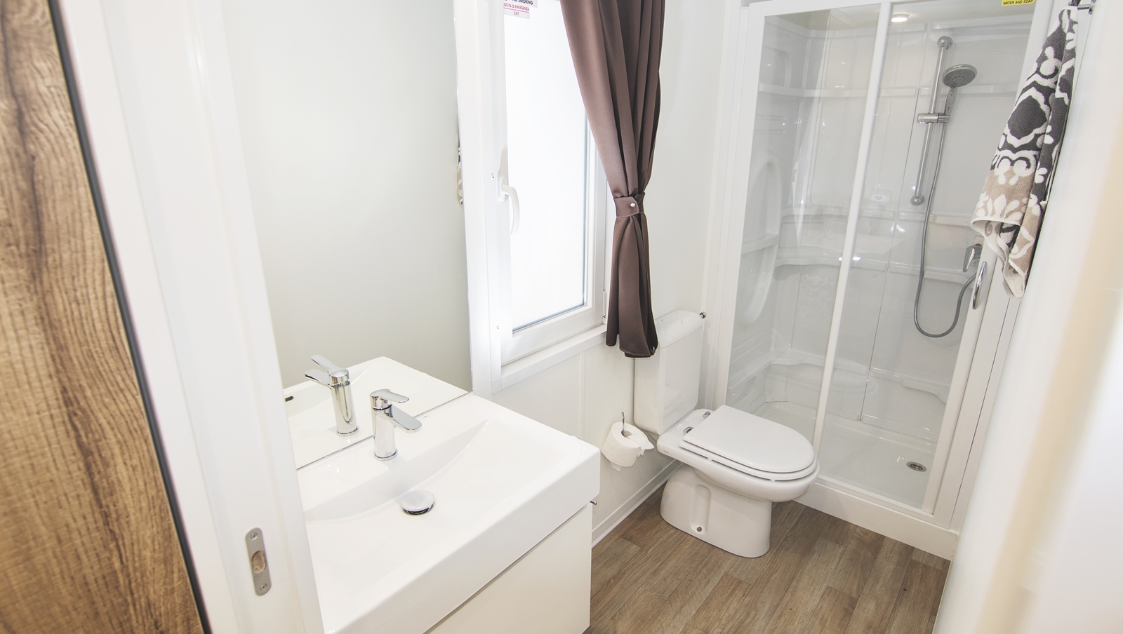 Bagno con piatto doccia, lavabo e WC