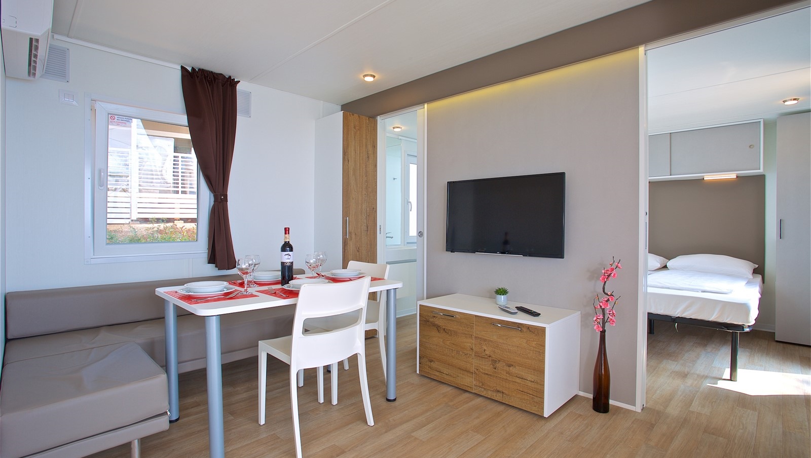 Wohnzimmer mit Esstisch und TV